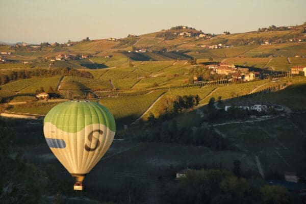 partenza da barolo - giro in mongolfiera