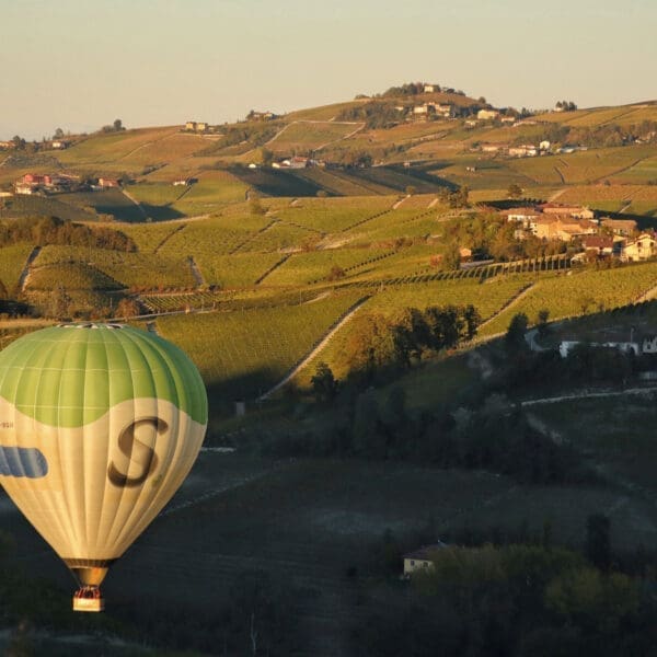 partenza da barolo - giro in mongolfiera