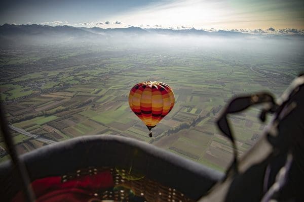 Voli in Mongolfiera con vista sulle Alpi innevate