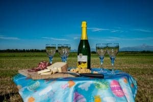 Atterraggio e colazione / aperitivo dell'aeronauta a base di prodotti locali