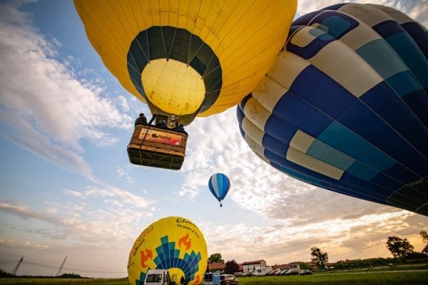 Gruppo di Mongolfiere in decollo