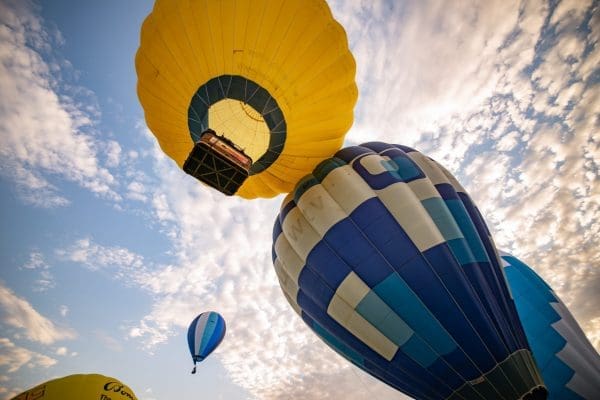 tante mongolfiere viste dal basso