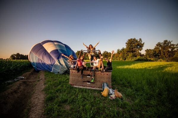 Gruppo di amiche pronte a volare in Mongolfiera